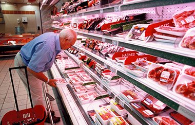 persona escogiendo carne en un supermercado